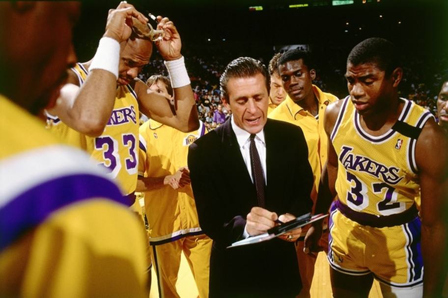 1989: Kareem Abdul-Jabbar e Magic Johnson osservano lo schema disegnato da Riley. La stagione si chiuder con la sconfitta nelle Finals da Detroit che impedisce ai Lakers di centrale il terzo titolo consecutivo.